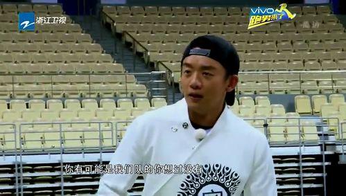 三个男的吃心瓜视频,欢乐时光尽现屏幕