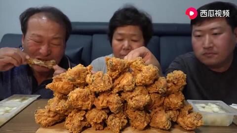 三个外卖员吃瓜视频,揭秘街头热辣趣闻