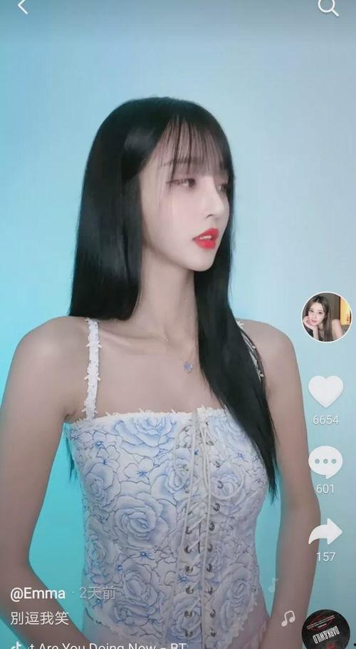 网红吃瓜纹身女孩视频播放,视频播放引发热议，纹身背后的故事引关注