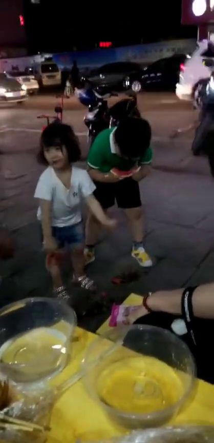 小妹妹马路吃瓜视频,萌态十足引网友热议