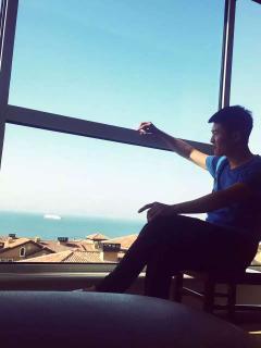 民警抓人吃瓜群众视频,吃瓜群众围观成焦点